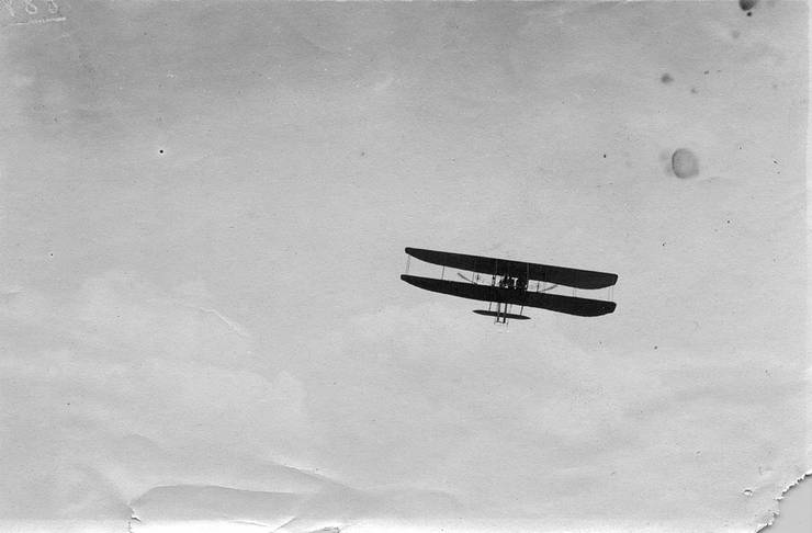 Wright Model B in flight, wings warped.