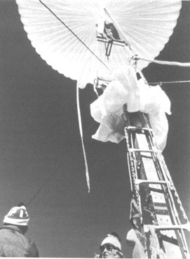 Inflation of DaVinci Transamerica in Tillamook, Oregon. Vera Simons (pilot) and Dr. Fred Hyde (copilot) look on.